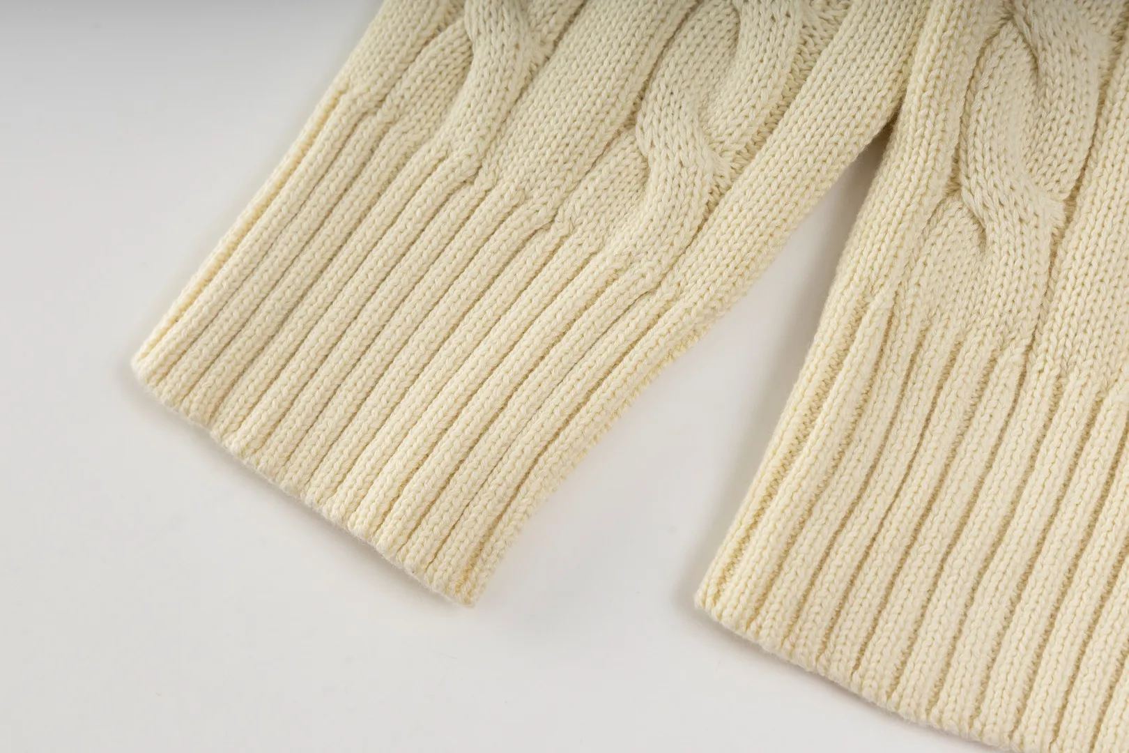 P236 #R92 RALPH LAUREN Ralph Lauren fifteen colors classic small label embroidery logo turtleneck pullover half-zip knitted cable sweater with high-density LOGO embroidery on the chest and original customized tag accessories. Made of pure cotton yarn, pure cotton is skin-friendly and comfortable, small label war horse embroidered twist turtleneck sweater 🐎 high quality, follow the blogger to learn how to wear it! Let’s buy a Ralph Lauren cable sweater. It’s a super hard-to-find series after it became popular. It’s hard to find one on the official website. It’s simple and practical to wear, with a lazy and loose feel. The thickened fabric has more texture, feels soft and delicate, and has a loose fit. Whether worn alone or layered, you can wear different styles of fashion with just one piece!   Size：XS S M L